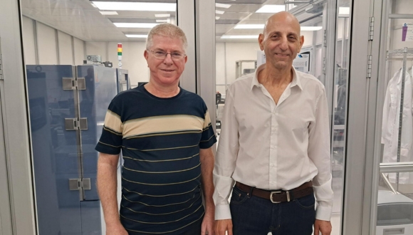 ראש המרכז לחקר החלל, פרופ' מאיר אריאל, ודקאן הפקולטה להנדסה, פרופ' נעם אליעז