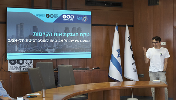 אדם בן נון, סטודנט בתא מגמה ירוקה באוניברסיטת תל אביב, מציג את פעילות התא