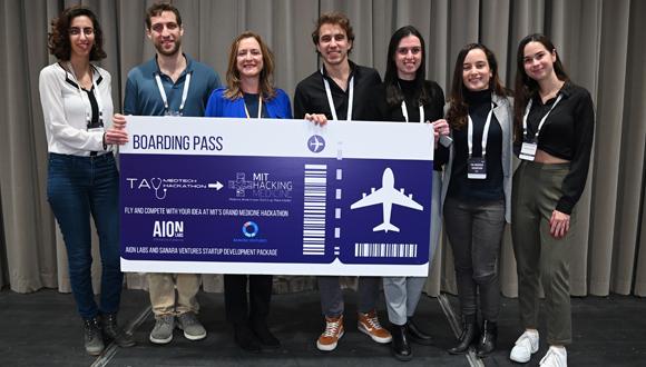 הצוות המנצח בהאקתון ופרופ' קרן אברהם. משמאל לימין: עדי שריג, אביב זיו, פרופ' קרן אברהם, עידן הצלר, עדן אלבז, רז נוה ודפנה קבאנו