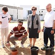 אבן הנחת הפינה לגן השעשועים. מימין: פרופ' נטע זיו, פרופ' אריאל פורת ובני משפחת באזוב
