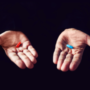 הפסיכולוגיה של הידיעה: כך אנחנו מחליטים מתי לברוח ממידע ומתי להיחשף לאמת